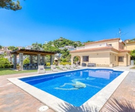 Lloret de Mar Villa Sleeps 12 Pool WiFi